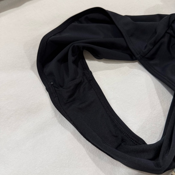 ✨ Cupshe Timeless Black Ruched Cutout One Piece Swimsuit Bathing Suit - Size L ✨ - Picture 3 of 5